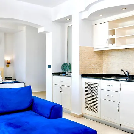 Hotel Tropical Suits *